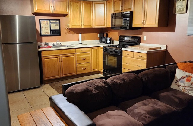 Spacious 1 bedroom, free wifi, laundry, kitchen. Walk to UNR and Casinos.