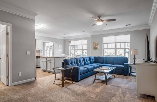 Spacious 1 Bedroom with Pool, Gym and Private Patio in 12 South/Melrose