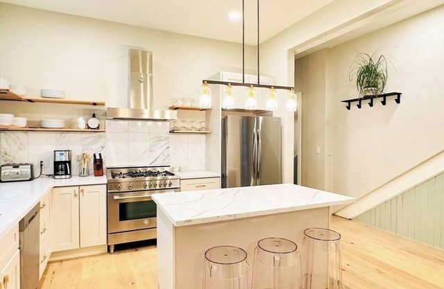 Spacious 10-BR 4-BA in the Trendy Duboce District