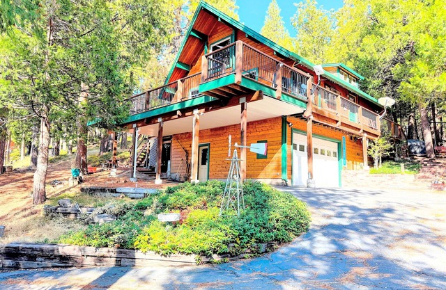 Spacious 10-Guest Cabin with views – Close to Pinecrest Lake & Ski Resort