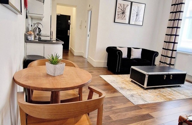 Spacious 1bd Unit - Steps from Blackfriars Bridge