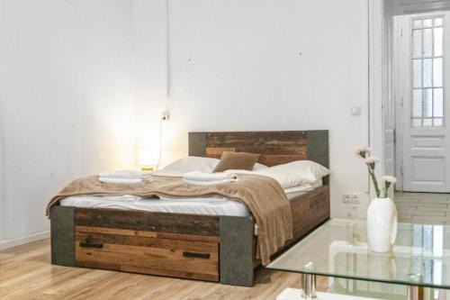 Spacious 1BR Apt, WIFI & TV, with a Great Location