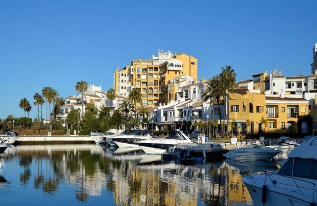 Spacious 2 bed 2 bath garden apartment with Mediterranean sea views