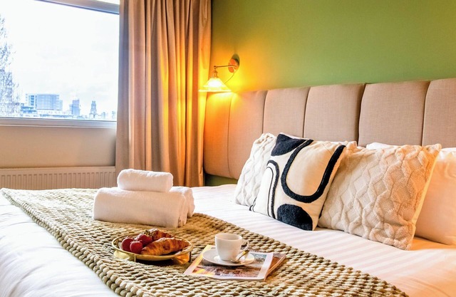 Spacious 2-Bed Flat | Sleeps 5 | King Bed | Fast Links to City & Wharf