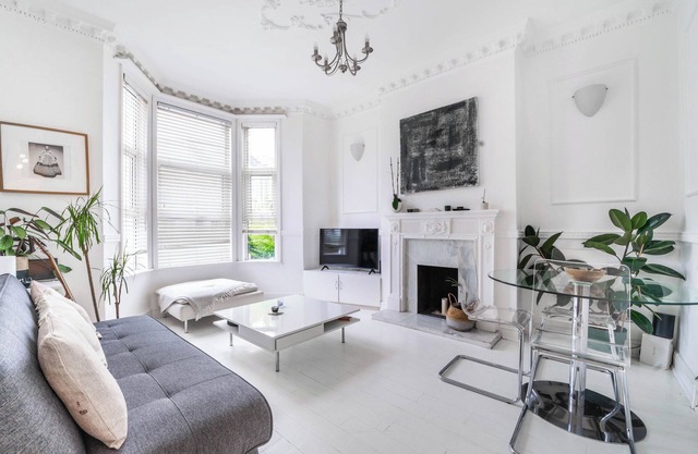 Spacious 2-Bed Ground Floor Flat with Private Garden