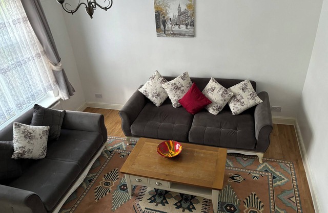 Spacious 2 Bedroom House with Garden in London