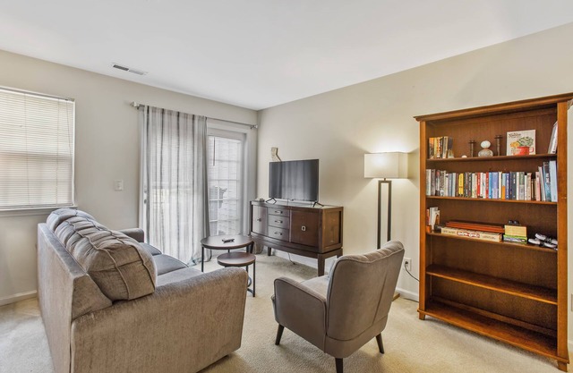 Spacious 2 bedrooms townhouse by the Greenway/Pool access