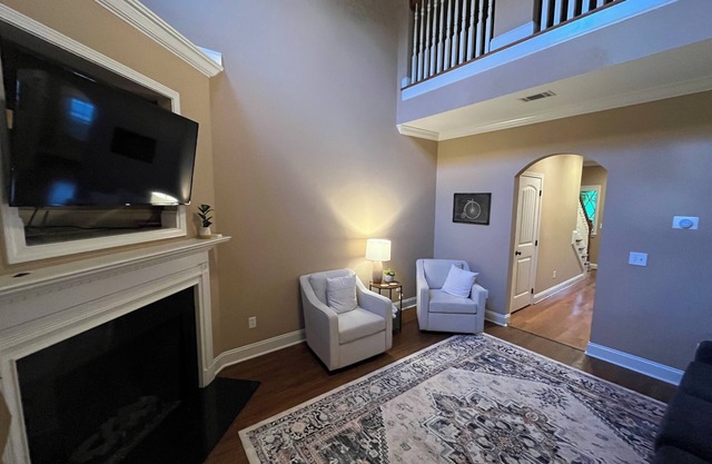 Spacious 2 BR/2.5 BA Townhome, 3 mi from Campus