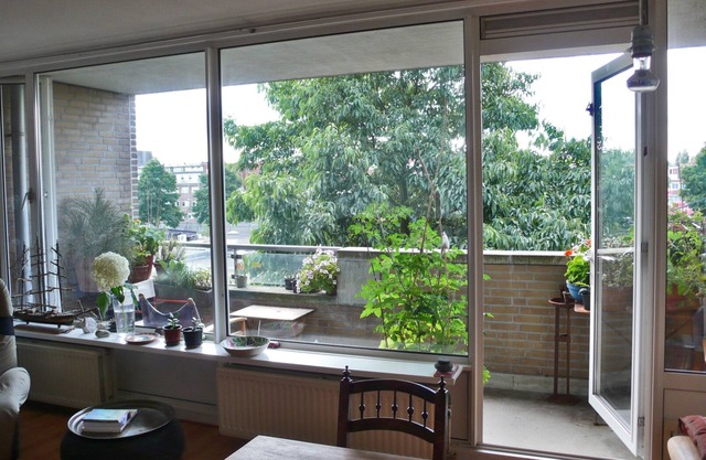 Spacious 2 room apartment on the water in the center of Amsterdam.