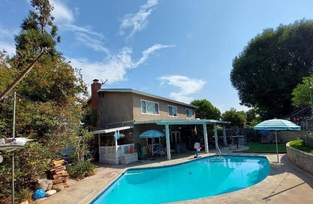 Spacious 2 bedroom 2 bath home with pool and Jacuzzi