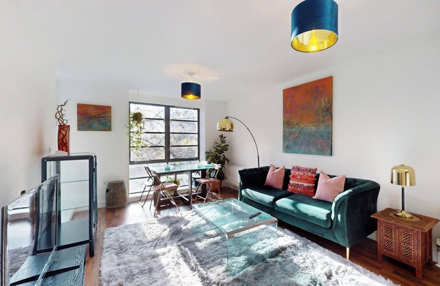 Spacious 2BR W/Private Balcony on Regent's Canaln