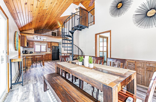 Spacious 3 Bd, 1.5 Bath family friendly cottage 35 minutes from Lambeau Field!