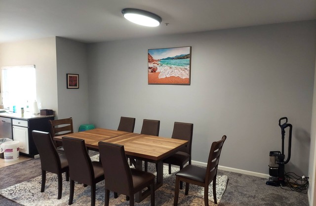 Spacious 3 bdrm, 8 beds, 2 baths w/full kitchen