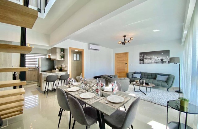 Spacious 3 Bdrm Condo, 2nd Floor Family Area, Full AC, King Bed, Wi-Fi