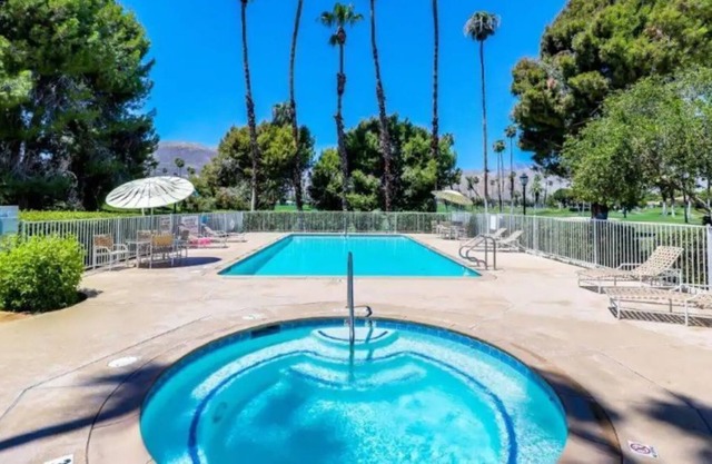 Spacious 3 bdrm TOWNHOUSE with the BEST MOUNTAIN & GOLF COURSE VIEWS!!!