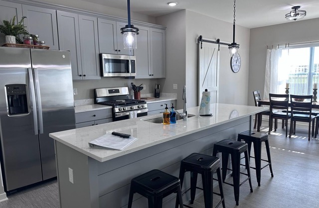 Spacious 3 bed 2 bath with King Master in Sycamore