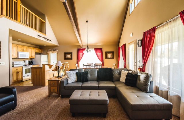 Spacious 3 Bed, 3 Bath Condo on Golf Course with Hot Tub, Sauna & Indoor Pool!