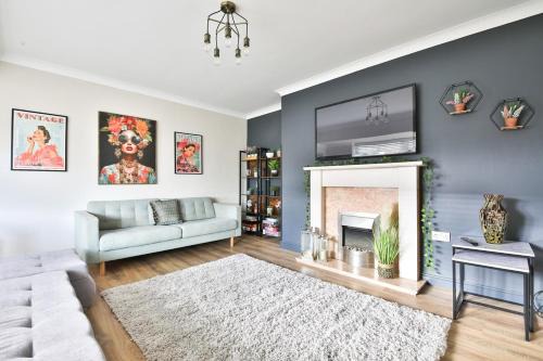 Spacious 3 Bed Home with Pool Table