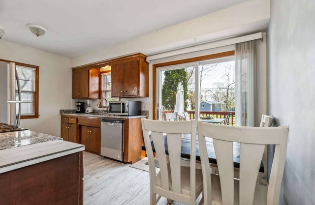 Spacious 3-Bed Loft Home, Private Deck & Fire Pit