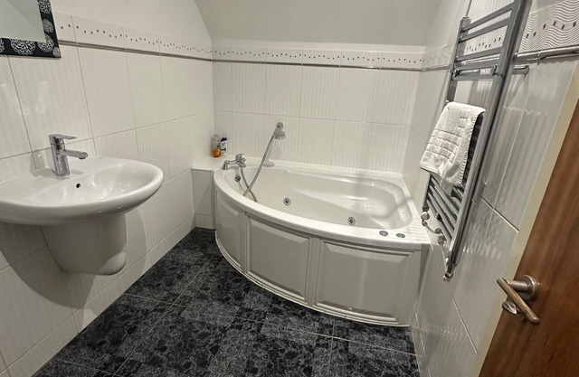 Spacious 3 Bedroom with Parking