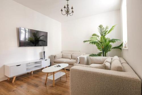 Spacious 3 Bedroom Home with PS5 and Pool Table Near O2 Arena Canary Wharf and Elizabeth Line to Central London