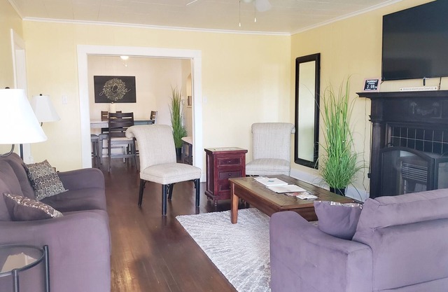 Spacious 3 bedroom home located less than a mile from Kilgore hotspots!