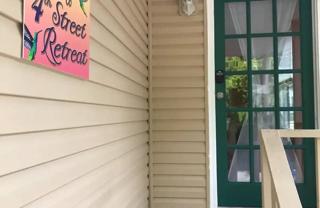 Spacious 3 Bedroom in Downtown Danville: Welcome to 4th Street Retreat