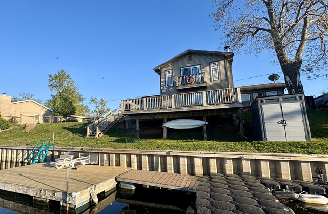 Spacious 3-bedroom Lake House property minutes away from Omaha