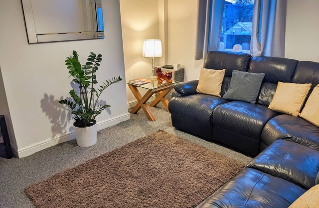 Spacious 3 bedroomed house close to Sherwood forest
