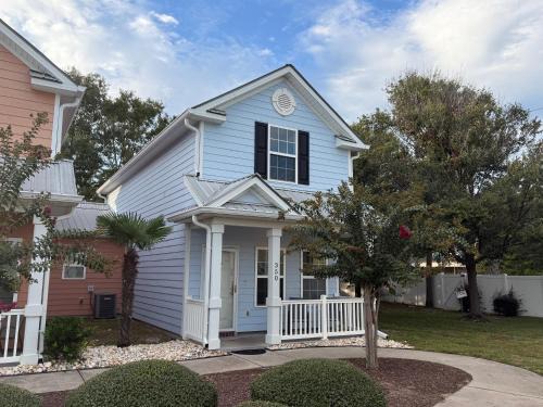 Spacious 3-BR Cottage, 2 Blocks To Beach