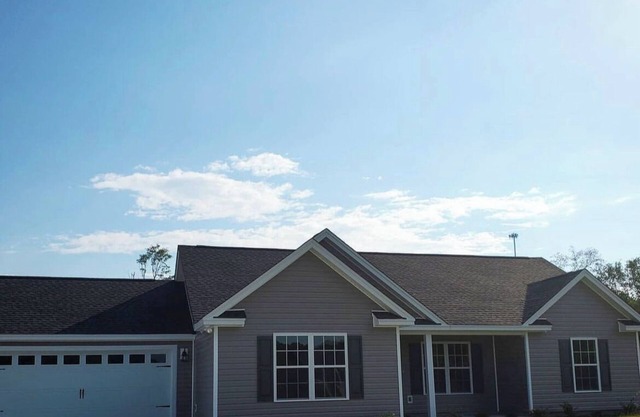 Spacious 3 BR home w/screened in porch - Close to North Mrytle!