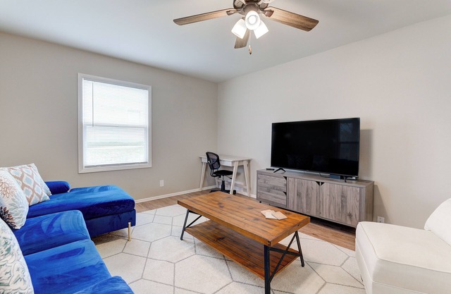 Spacious 3-BR with aesthetic living room & fully equipped kitchen in Waukesha