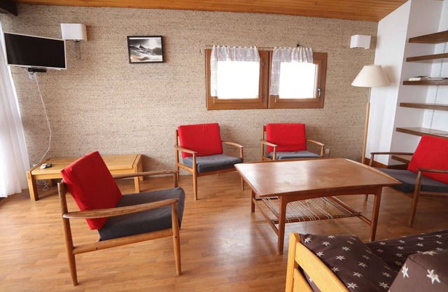 Spacious 3-room duplex with mezzanine 250m from slopes, parking, pets allowed