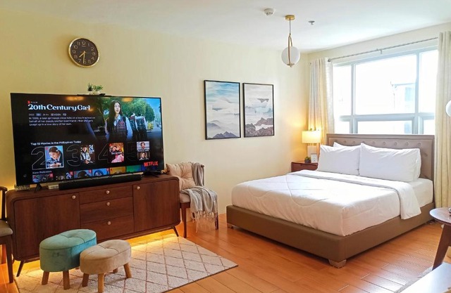 Spacious 36sqm Studio with 65" TV Netflix Karaoke and Pool Access Near Airport and Samal Ferry