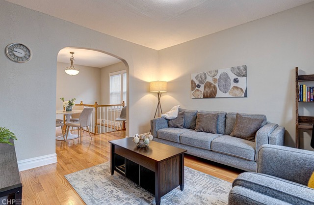 SPACIOUS 3BD - 2BA DUPLEX WITH FAMILY ROOM, KING BED-LAUNDRY ROOM & FIREPLACE