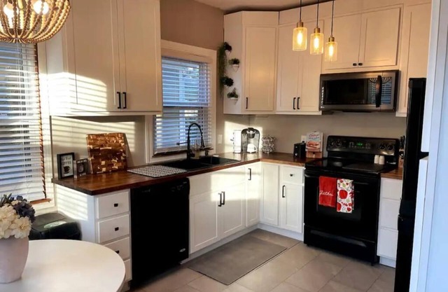 Spacious 3bd Historic Home with Fire pit & Big Yard in Irvington