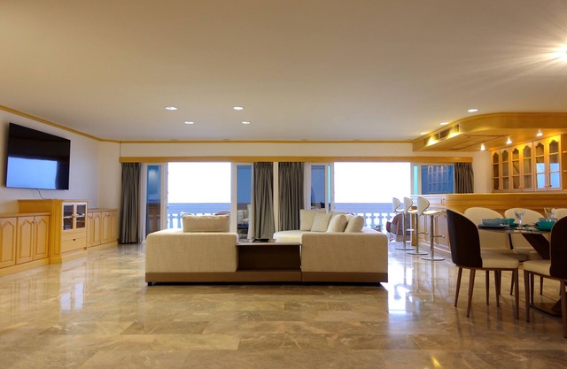 Spacious 3BR 15m Balcony Seaview 1 Minute TO BEACH