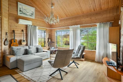 Spacious 3BR Riverside Villa with Private Sauna