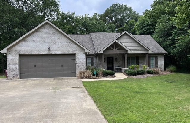 Spacious 3BR with 3 full bath on 1 acre approx 1.3 miles to Davis Wade!