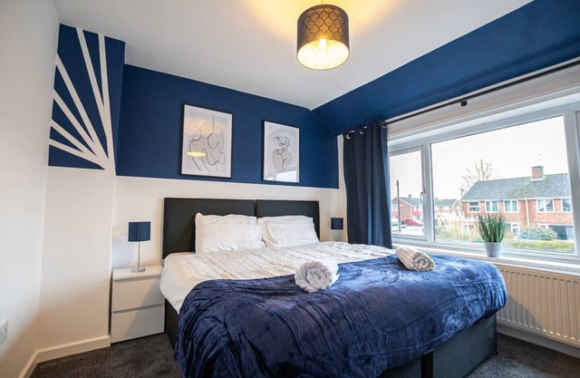 Spacious 4-Bed House with Parking Near City Centre