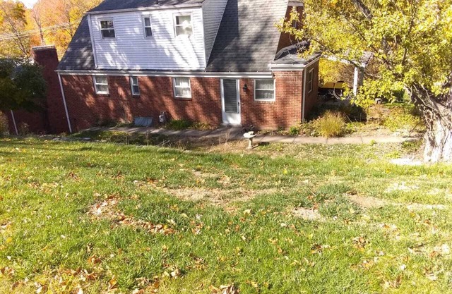 Spacious 4 bed on a huge corner lot in Mt Lebanon