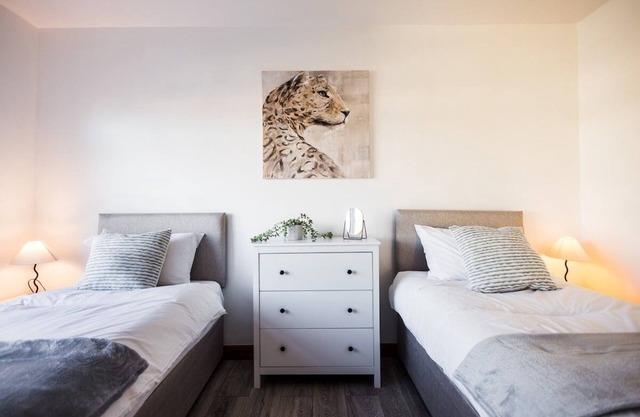 Spacious 4 Bed with Free Parking