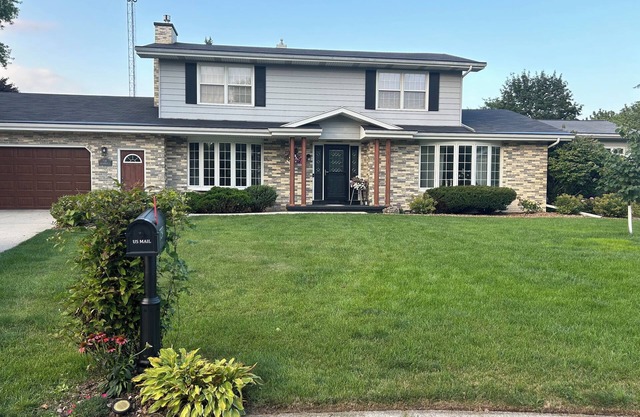 Spacious 4-bedrm, 3 bath home in FDL, new kitchen, gym, WiFi, patio, 2 tv rooms