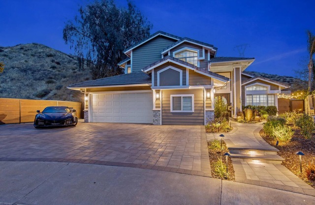 Spacious 4-bedroom house in charming Santa Clarita with Pool