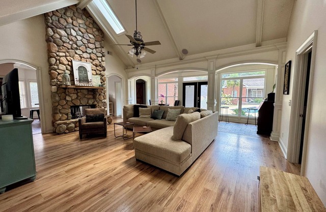 Spacious 4-bedroom house w/pool + fitness room in Warner Robins