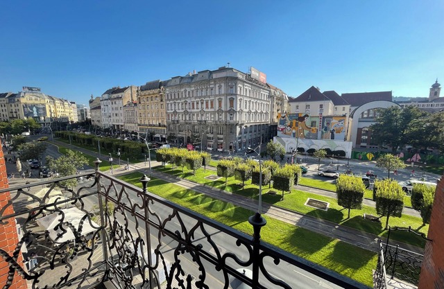 Spacious 4-bedroom apartment with WiFi, AC in the Heart of Budapest