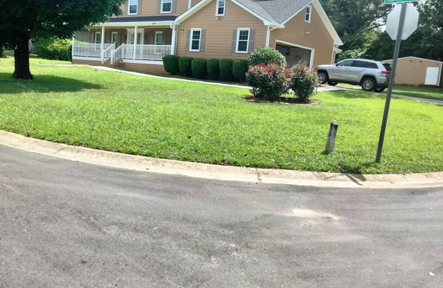 Spacious 4-bedroom home with WiFi, AC/heat, and BBQ- grill in charming Lilburn.