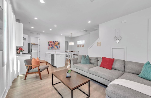 Spacious 4-bedroom house with WiFi, AC in charming Charlotte