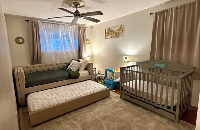 Spacious 4-bedroom house, Free parking, close to O'hare