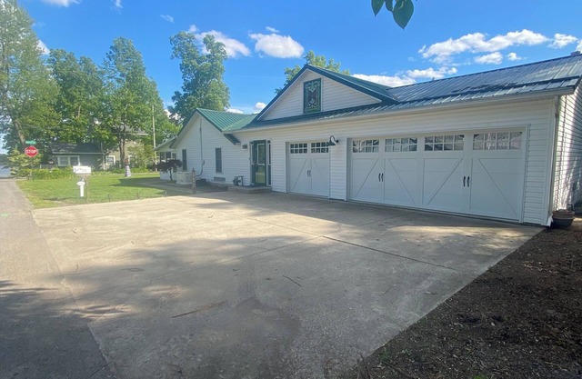 Spacious 4-bedroom house with 3 patios at Indian Lake. Enjoy your stay!